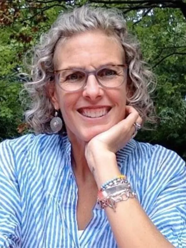 Lauren Sanders Headshot